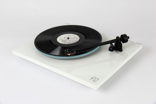 Rega Planar 2 vinylspelare med Nd3 MM-pickup, pianovit i gruppen Vinyl / Vinylspelare hos Ljudfokus.se (291PLANAR2WND3)