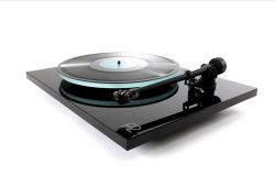 Rega Planar 2 vinylspelare med Nd3 MM-pickup, pianosvart